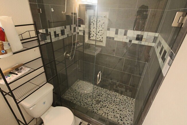 Building Photo - Large spacious 2 Bedroom in UTC