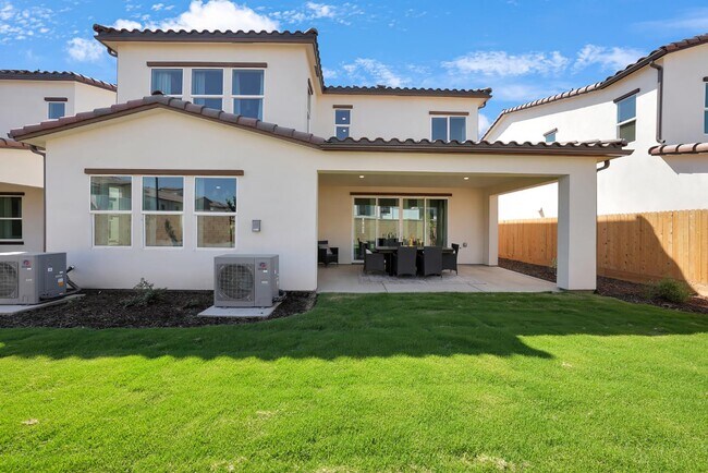 Building Photo - 2133 West Dr