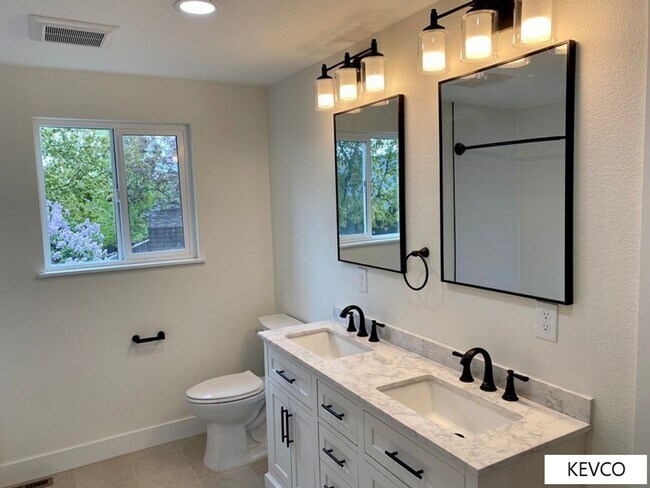 Building Photo - Tastefully Renovated Home!