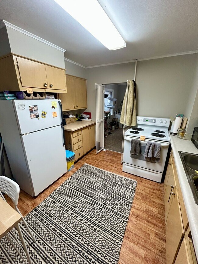 Building Photo - AVAILABLE FEBRUARY 1 BED 1 BATH W/ View of Lift Bridge !