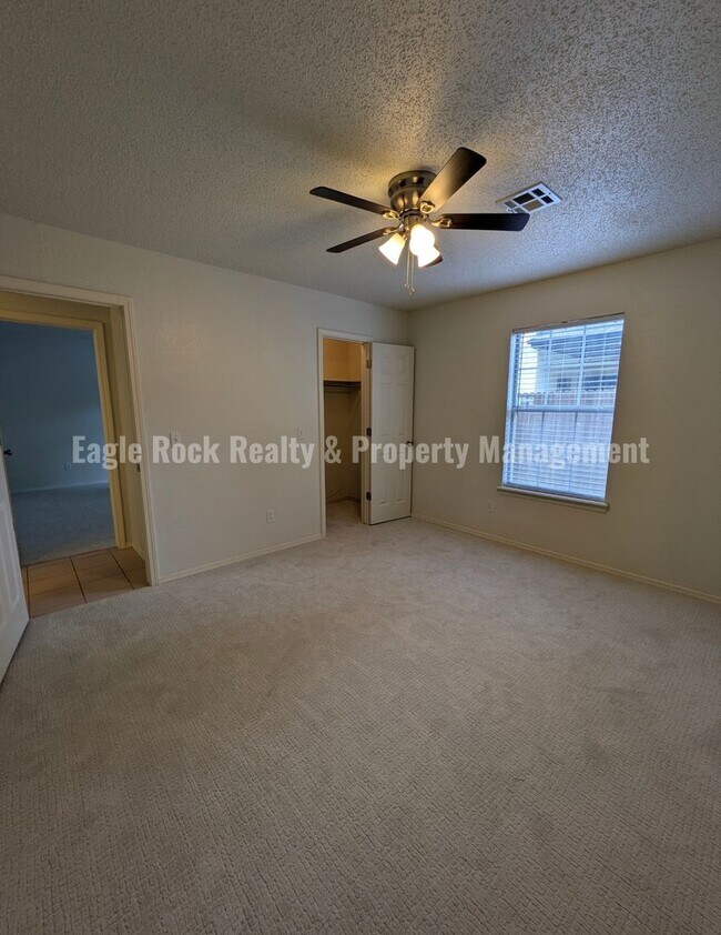 Building Photo - 1304 N Umbrella Ave