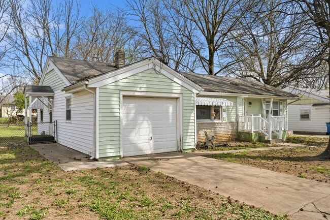 Building Photo - 3 bedroom 1 bath 1 car garage- newly renovated!