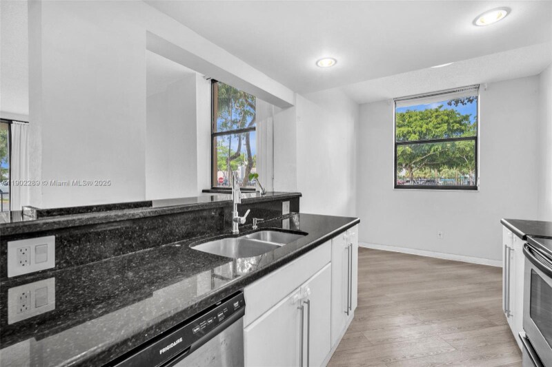 Building Photo - 1470 NE 123rd St