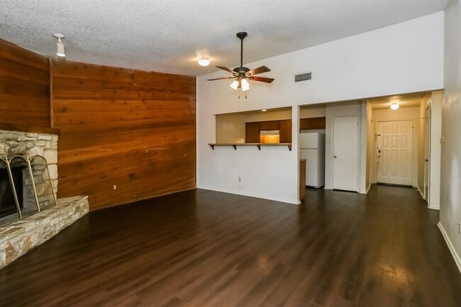 Building Photo - 1002 Country Aire Dr