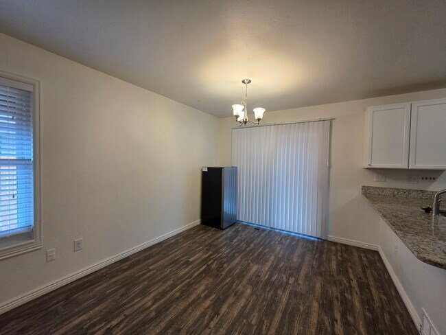 Building Photo - Massive 5 Bedroom Townhouse in Aurora