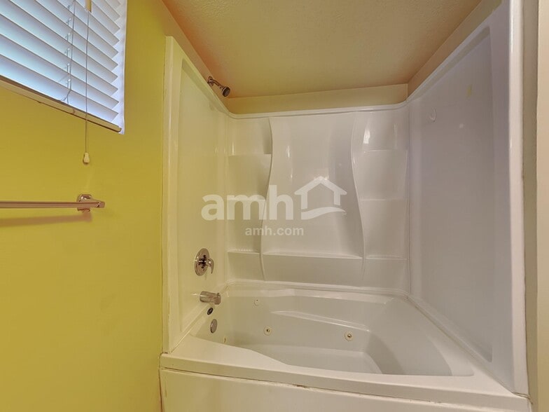 Building Photo - 1365 E 150 S