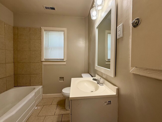 Building Photo - 2 Bedroom at Kellogg and Oliver