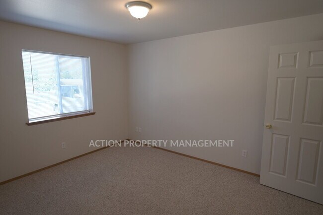 Building Photo - 2 bed 1 bath, bottom floor apartment in Port Angeles, close to Peninsula College and the Olympic ...
