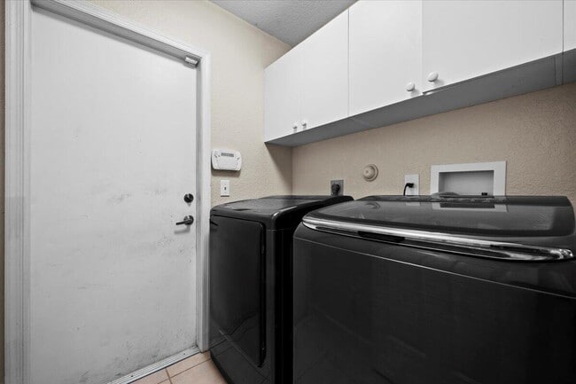 Building Photo - 12127 Sunset Point Dr