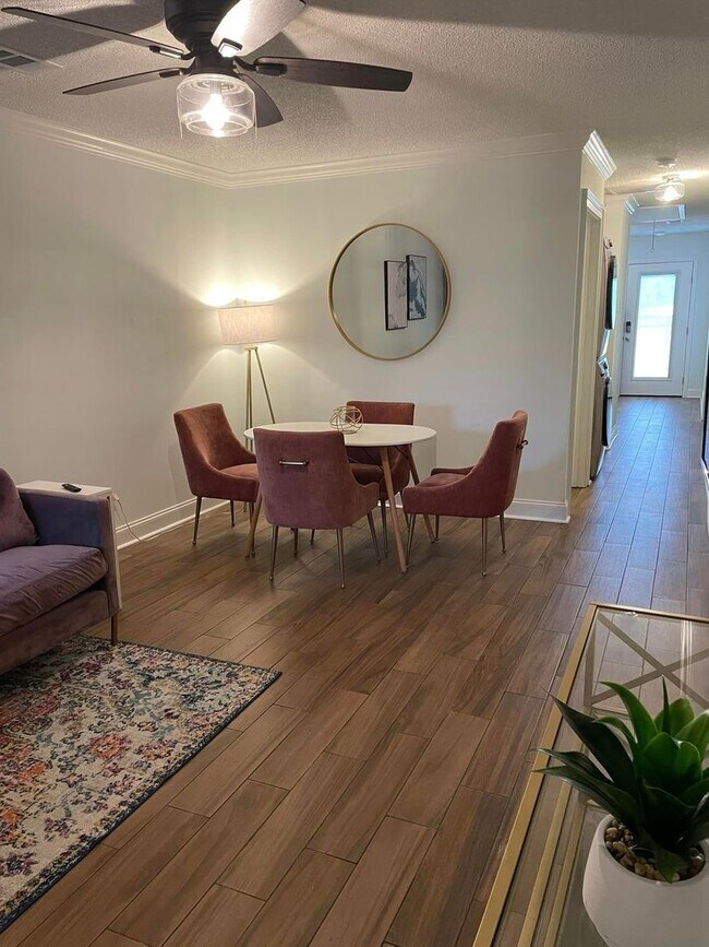 Building Photo - Optional Furnished Executive Rental Downtown