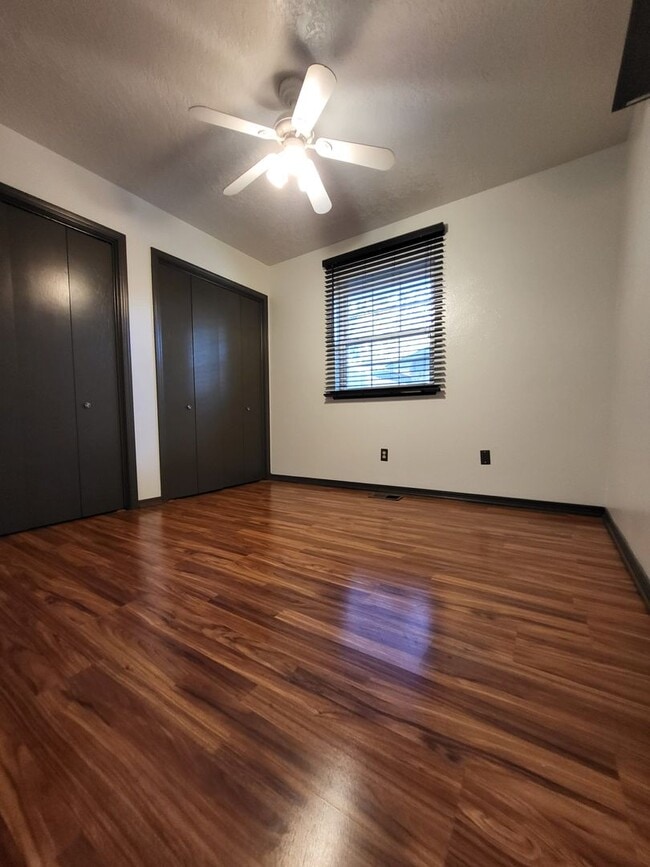 Building Photo - (4) Bed/(2) Bath + (2) Living Areas Avail ...