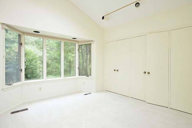 Building Photo - Sparkling and Spacious