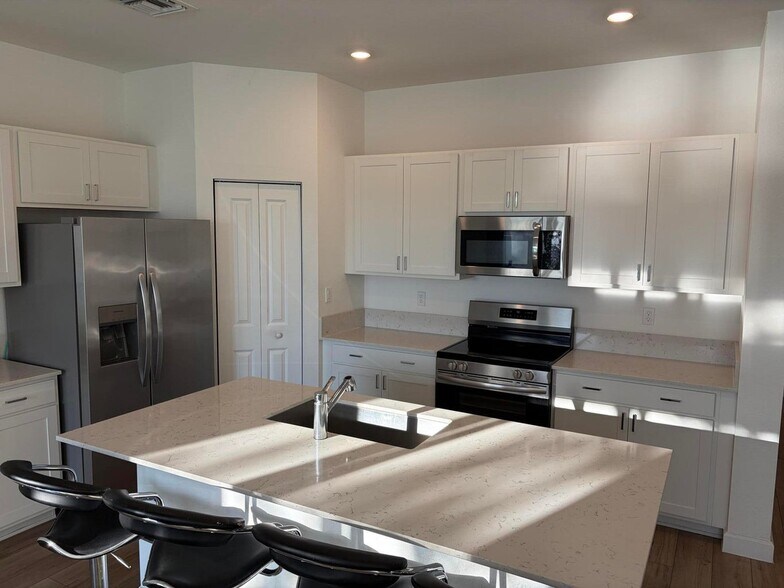 Building Photo - 4181 Lagoon Shore Dr