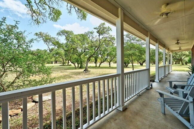 Building Photo - 200 Oak Hollow Ln