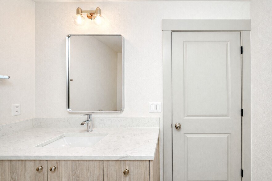 Building Photo - 1319 Oppek St NE