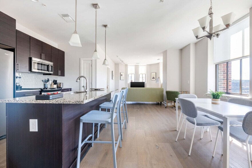 Building Photo - 10 Light St