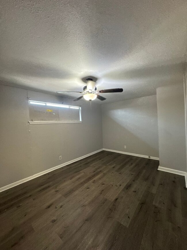 Building Photo - Charming Updated Duplex