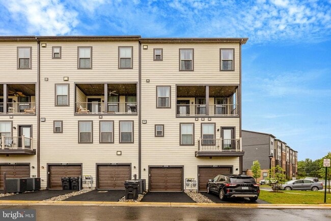 Building Photo - 20941 Bluebird Sq