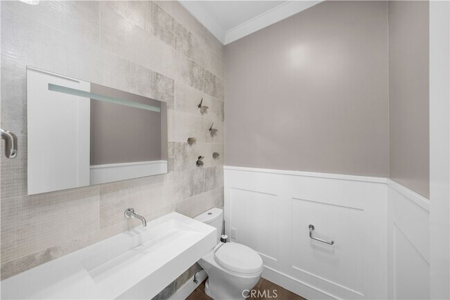 Building Photo - 58 Victoria