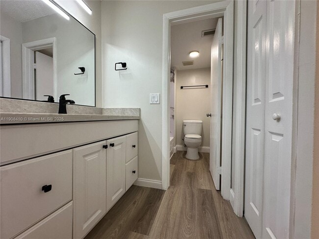 Building Photo - 403 Lakeview Dr