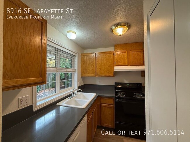 Building Photo - 8916 SE Lafayette St