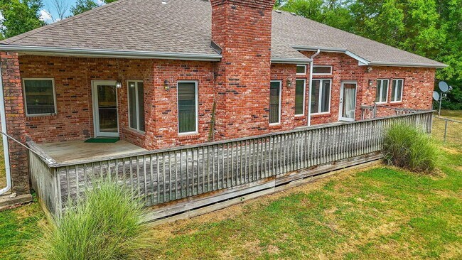 Building Photo - Private 3BR Brick Home with Scenic View