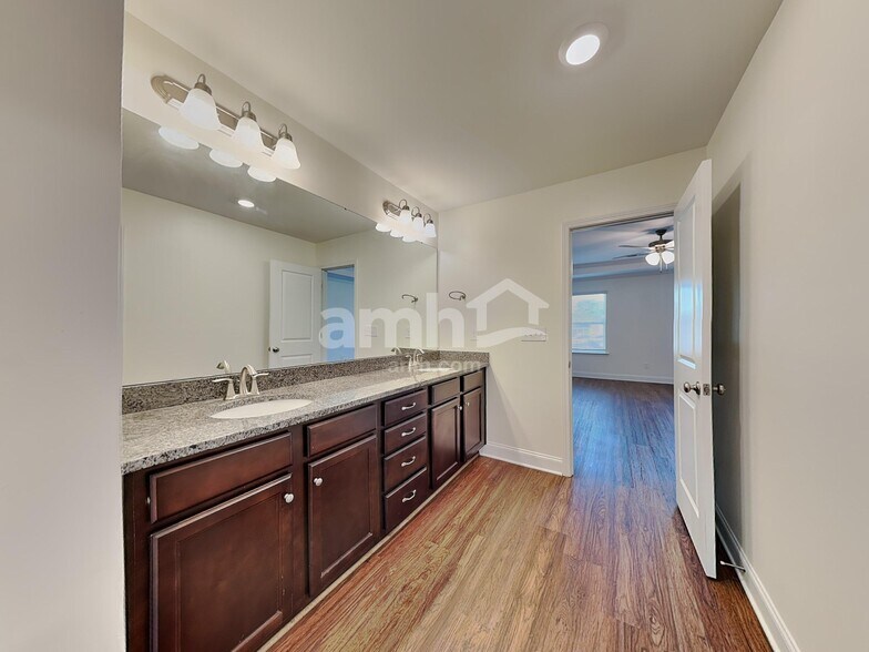 Building Photo - 2132 Laurel Vlg Cir