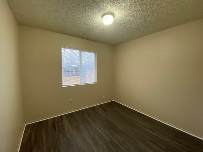 Building Photo - 1 Month Free Rent ! Covered Front Porch  /...