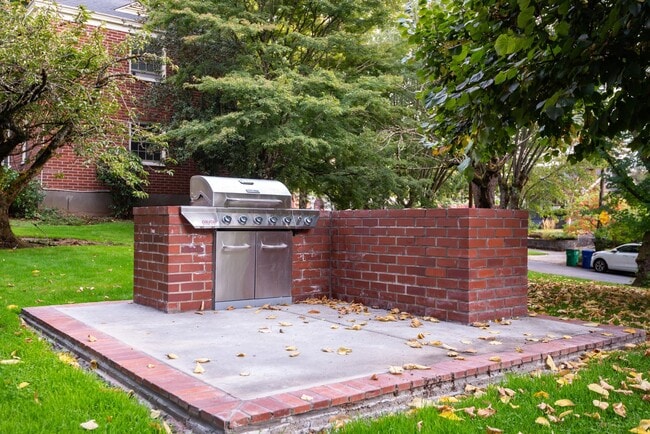 Building Photo - 5600 NE Sandycrest Terrace