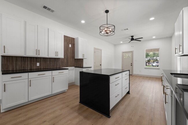 Building Photo - 402 E Charles St