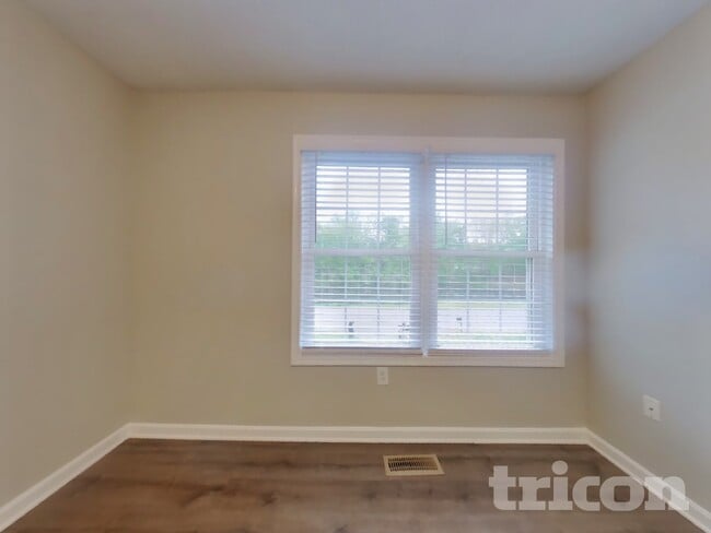 Building Photo - 1350 Redwood Cir