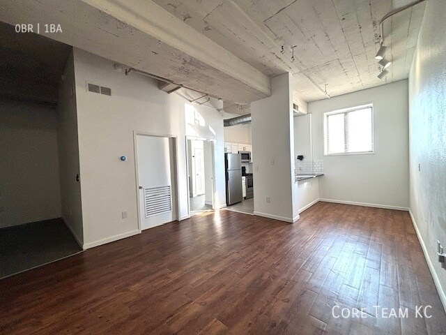 Building Photo - 320 W 7th St