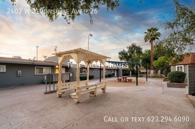 Building Photo - 2402 W Devonshire Ave