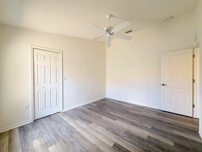 Building Photo - 240 Center Oak Cir
