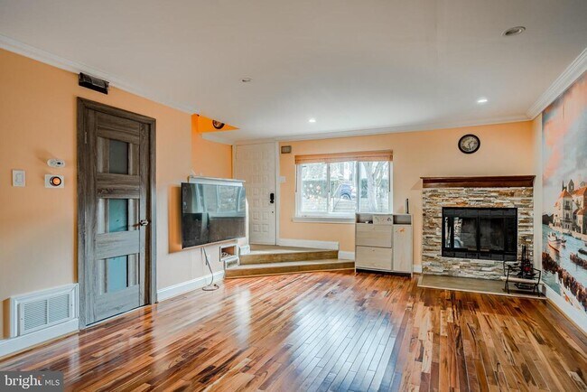 Building Photo - 227 Carriage Ct
