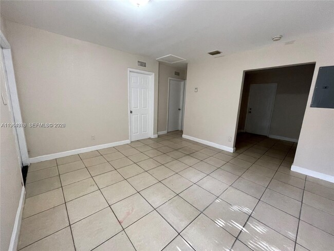 Building Photo - 534 NW 23rd Ave