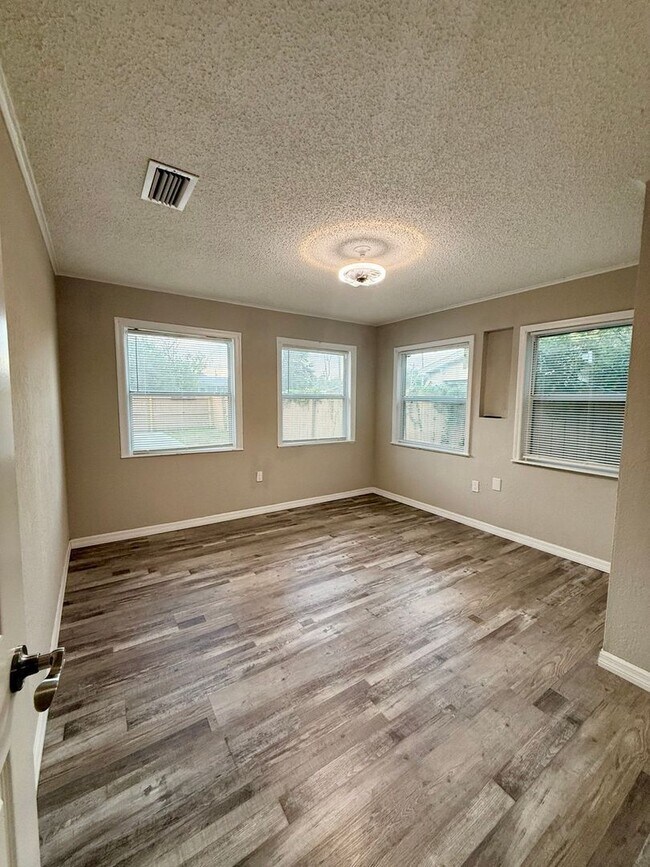 Building Photo - Dual Living Delight in the Heart of Lakeland!