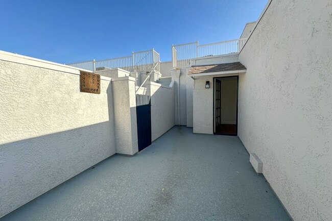 Building Photo - An Enchanted View Townhome