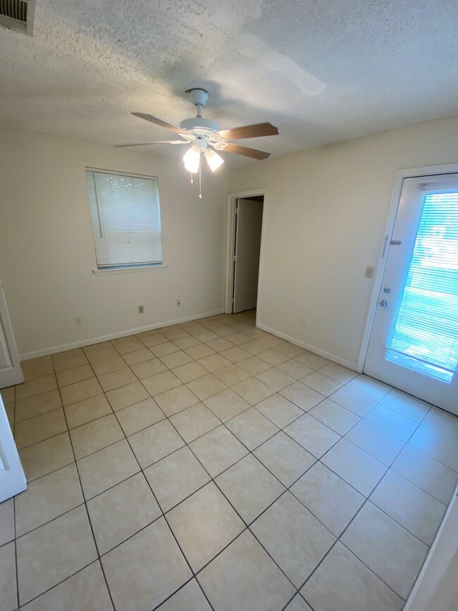 Building Photo - Spacious 2 Bedroom 1 Bathroom Townhome. Am...