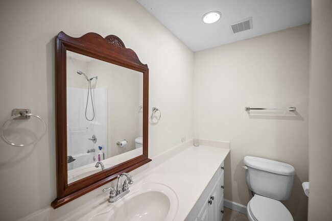 Building Photo - 11750 Village Green Dr