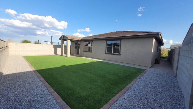 Building Photo - 15998 W Smoketree Dr