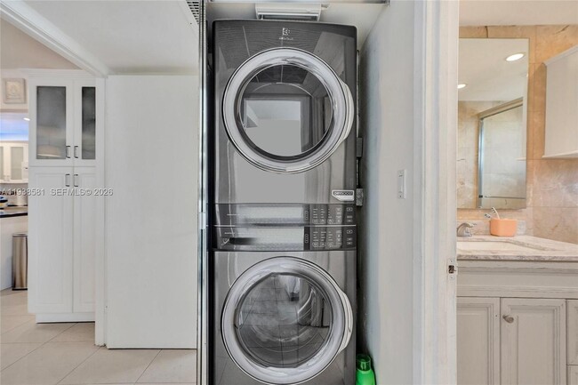 Building Photo - 5005 Collins Ave