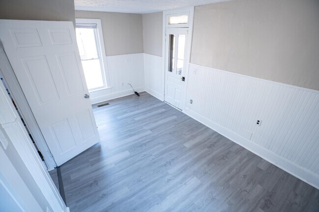 Building Photo - 166 N Sandusky St