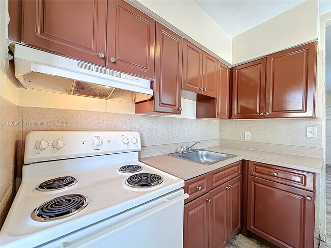Building Photo - 240 NW 40th Ct