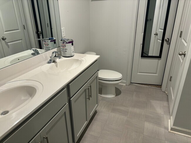 Building Photo - Room in Single Family Home on N Great White Way