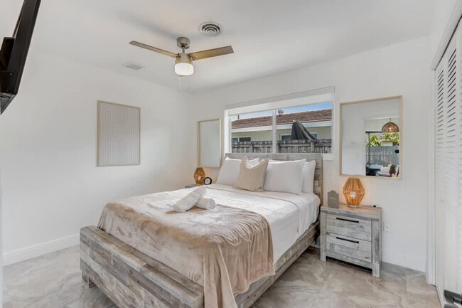 Building Photo - 2325 NE 195th St