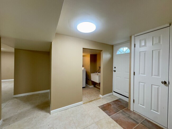 Building Photo - Charming 2 Bedroom/1 Bathroom Home at Laur...