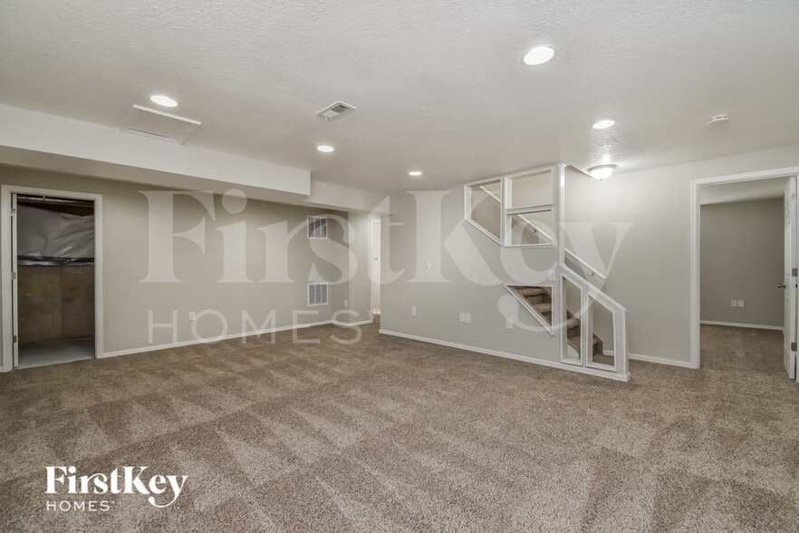 Building Photo - 6216 Gossamer St