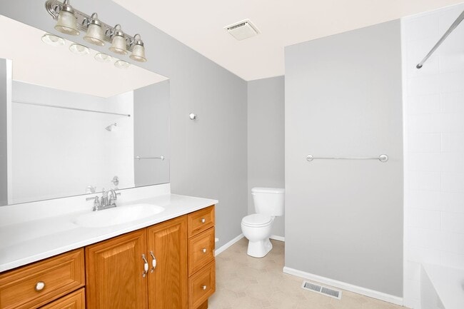 Building Photo - 4 Bedroom 3 Bath Split Level Kirkland