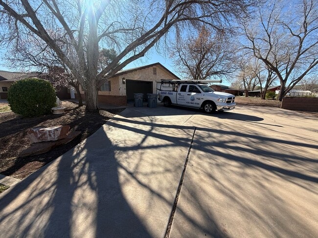 Building Photo - Beautifully Remodeled Three Bedroom Home on 2 Acres with Horse Privileges in Hurricane